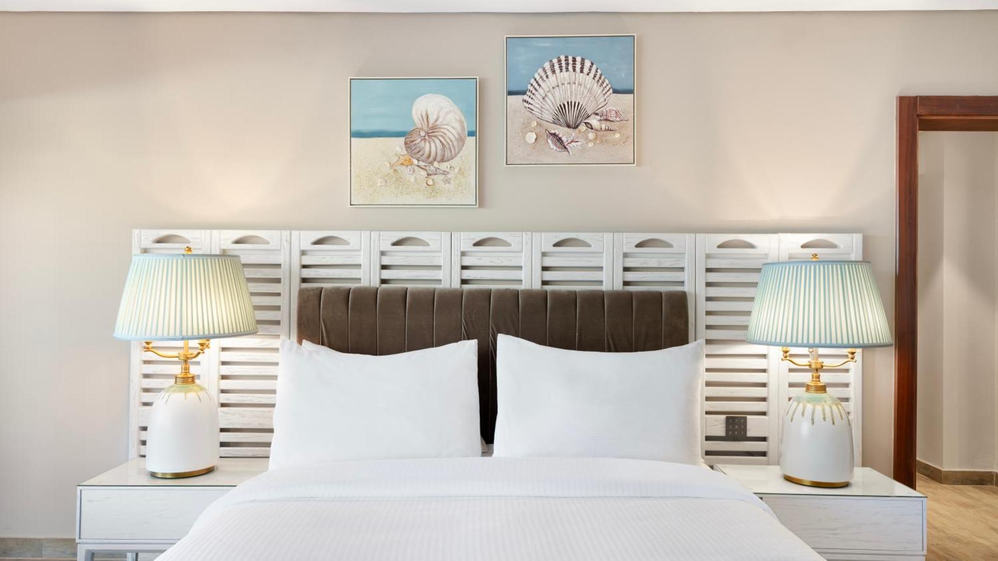 Rixos Premium Alamein El Alamein Kamer foto A bedroom at Hilton Garden Inn