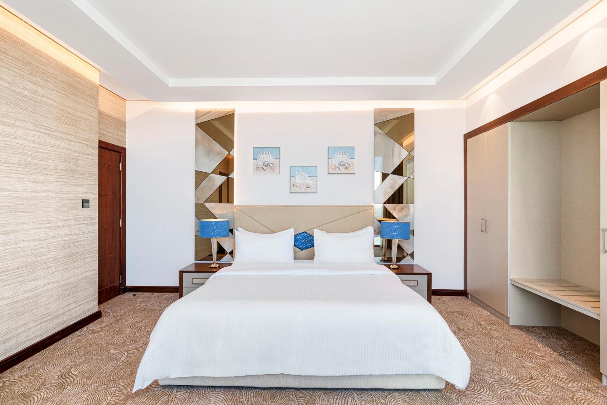 Rixos Premium Alamein El Alamein Kamer foto A bedroom at the hotel
